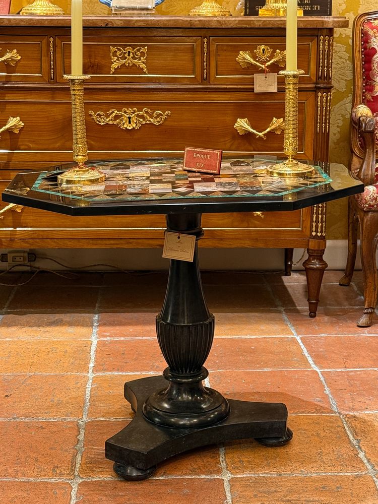 Tavolo con piedistallo in marmo nero e intarsio marmoreo Firenze XIX secolo