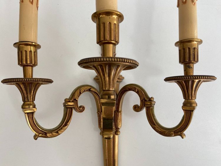 Coppia di applique a 3 bracci in bronzo stile Luigi XVI di Lucien Gau
