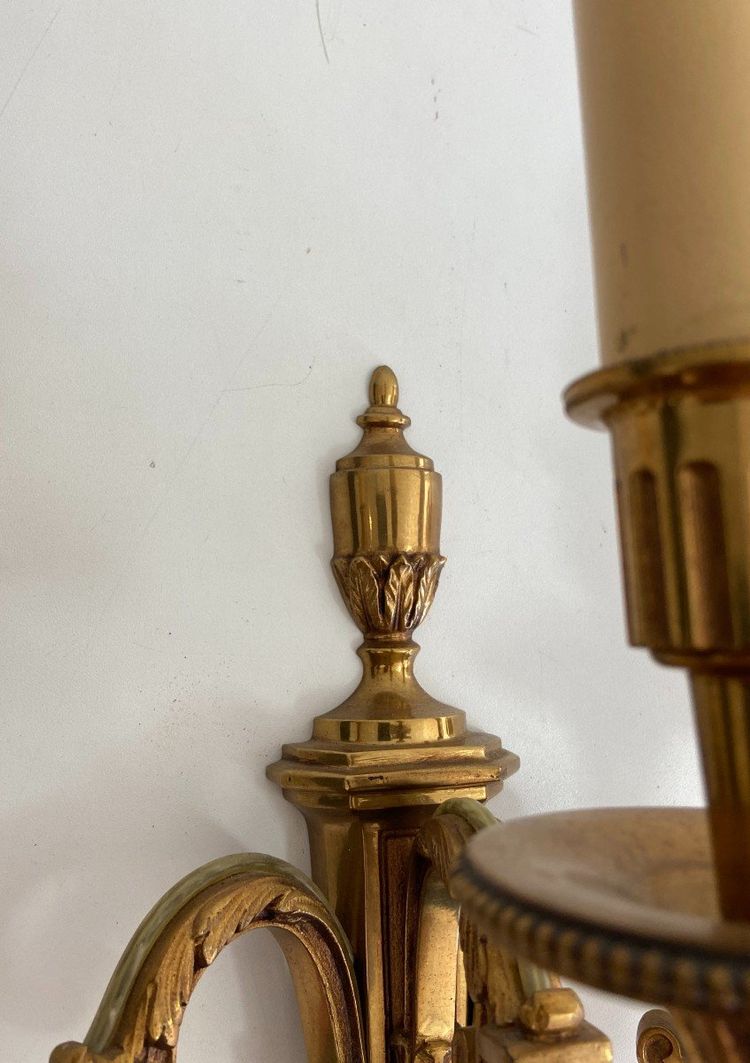 Coppia di applique a 3 bracci in bronzo stile Luigi XVI di Lucien Gau