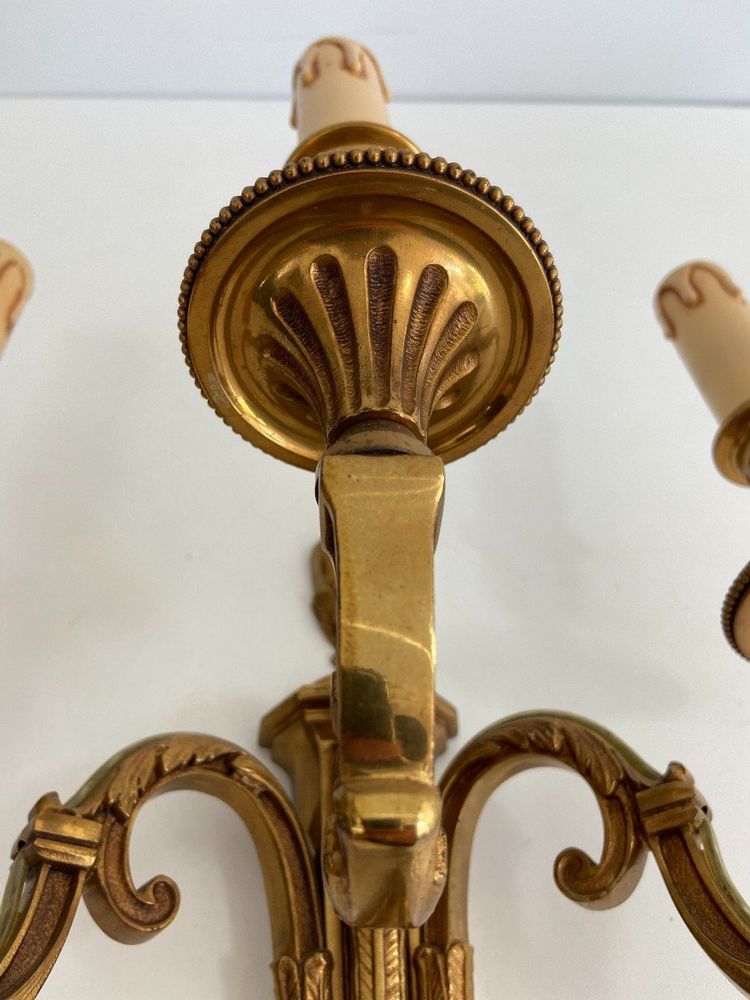 Coppia di applique a 3 bracci in bronzo stile Luigi XVI di Lucien Gau
