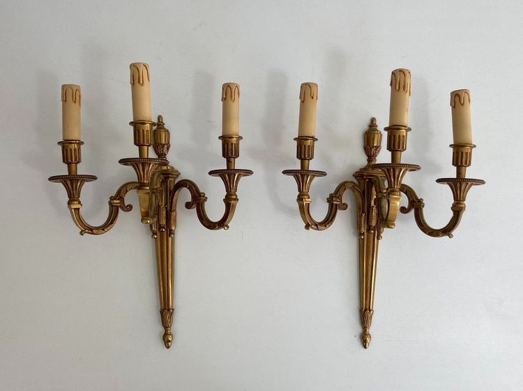 Coppia di applique a 3 bracci in bronzo stile Luigi XVI di Lucien Gau