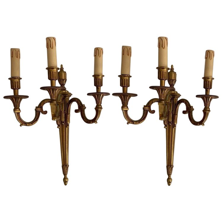 Coppia di applique a 3 bracci in bronzo stile Luigi XVI di Lucien Gau