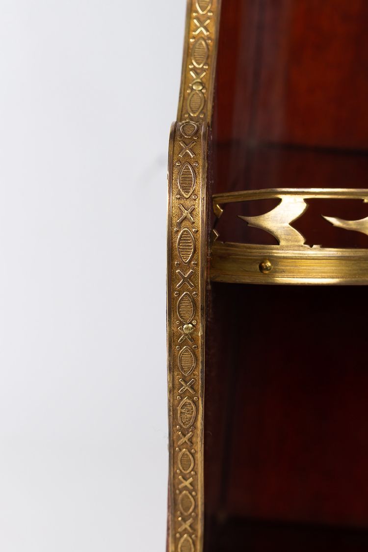 Credenza in mogano in stile Luigi XVI con decorazioni in bronzo e ottone dorato 1890-1900 ca.