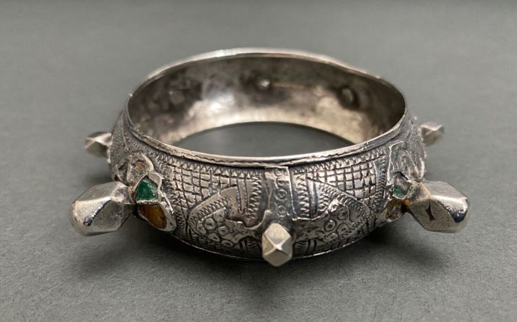 Bracciale orientale berbero in argento con punte e cabochon 54 grammi