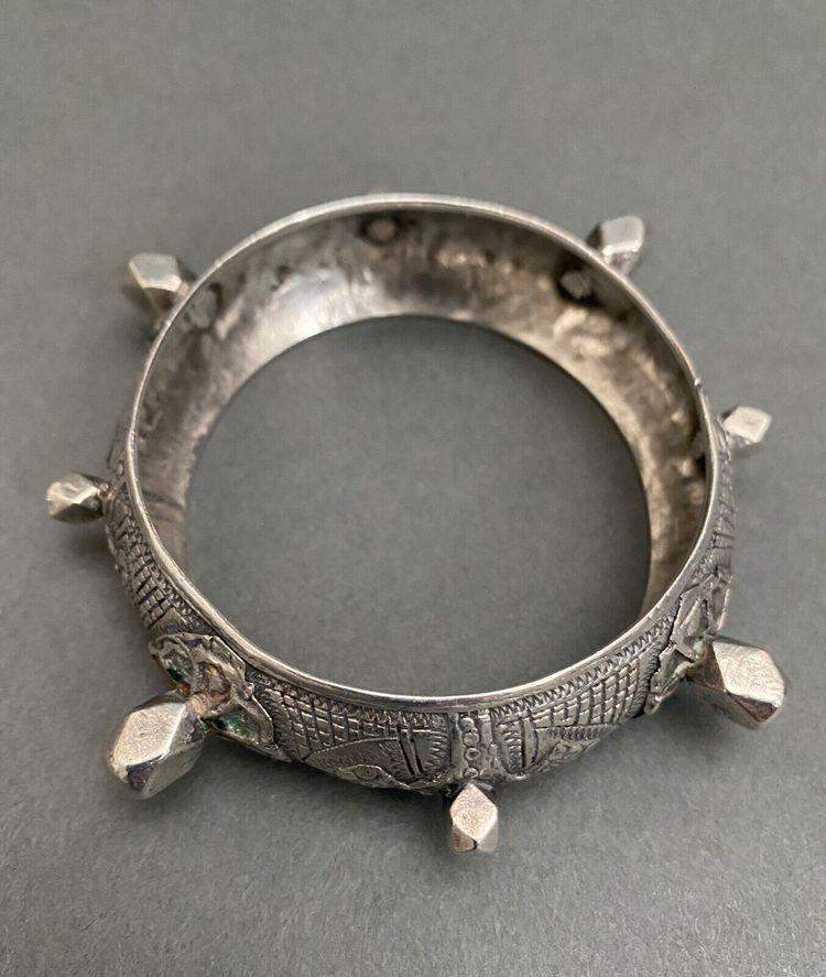 Bracciale orientale berbero in argento con punte e cabochon 54 grammi