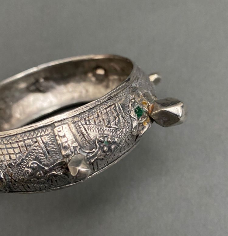 Bracciale orientale berbero in argento con punte e cabochon 54 grammi