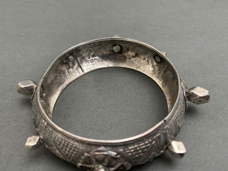 Bracciale orientale berbero in argento con punte e cabochon 54 grammi