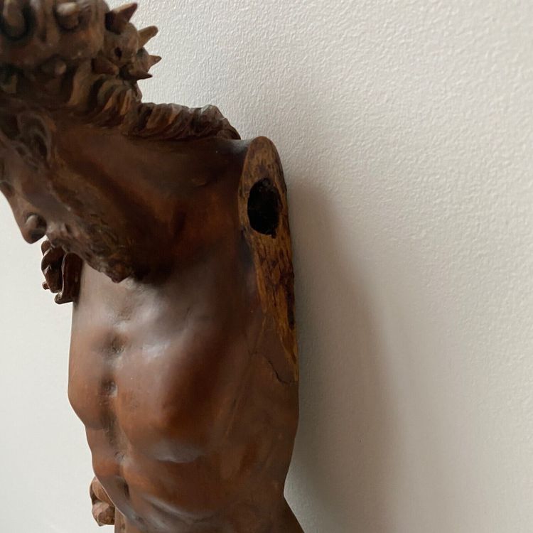 Cristo in noce Scultura di pregio del XVII secolo