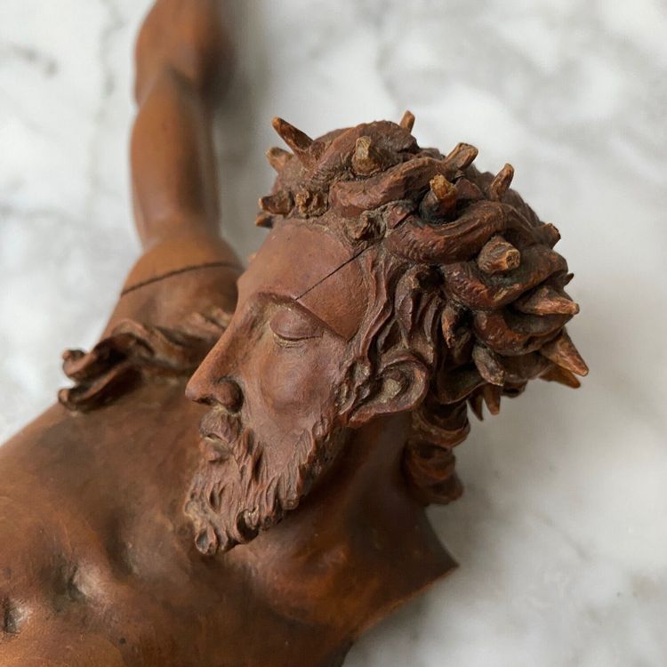 Cristo in noce Scultura di pregio del XVII secolo