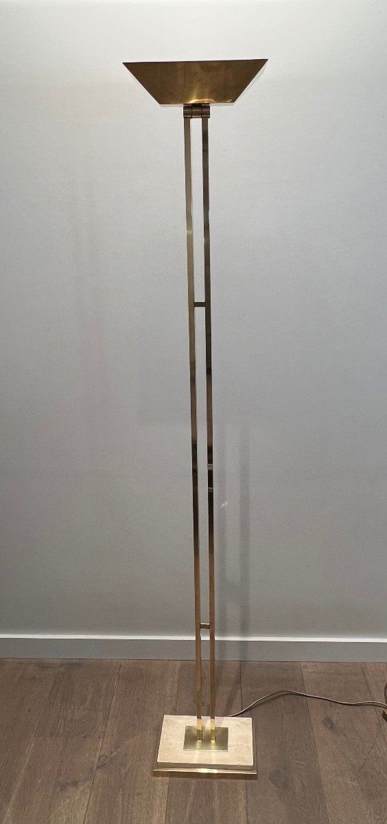 Lampada da terra in ottone con riflettore regolabile su base in travertino e ottone.