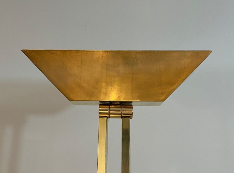 Lampada da terra in ottone con riflettore regolabile su base in travertino e ottone.