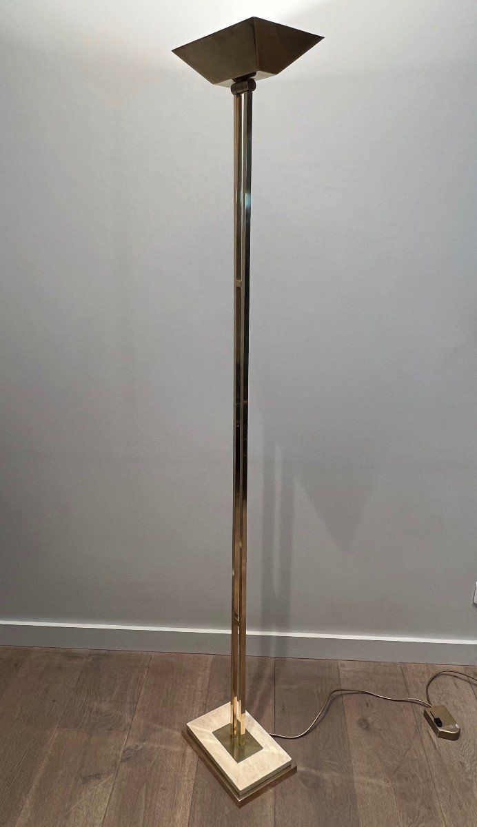 Lampada da terra in ottone con riflettore regolabile su base in travertino e ottone.