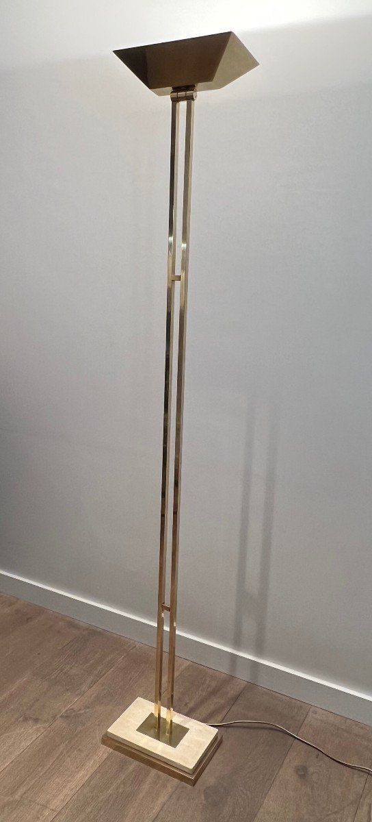 Lampada da terra in ottone con riflettore regolabile su base in travertino e ottone.