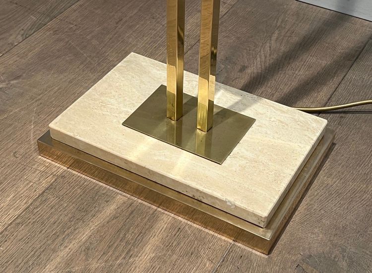 Lampada da terra in ottone con riflettore regolabile su base in travertino e ottone.
