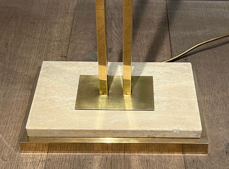 Lampada da terra in ottone con riflettore regolabile su base in travertino e ottone.