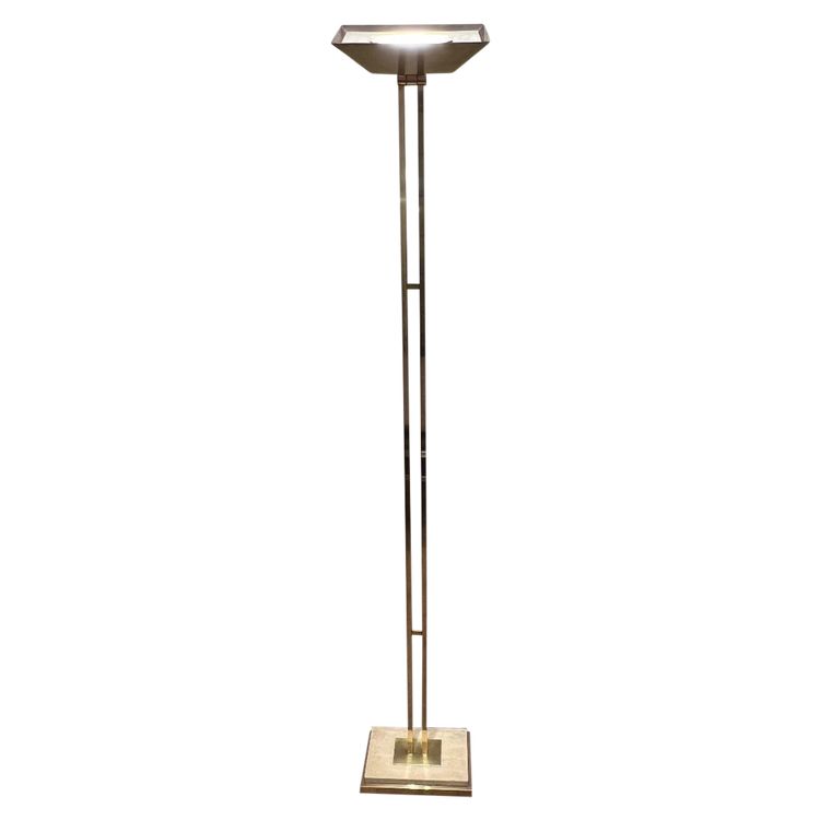 Lampada da terra in ottone con riflettore regolabile su base in travertino e ottone.