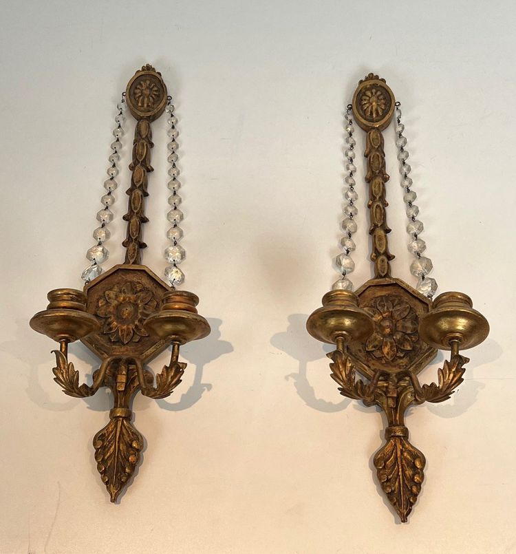 Importante Paire d'Appliques De Style Louis XVI En Bois Sculpté Dorées à Guirlandes De Cristaux