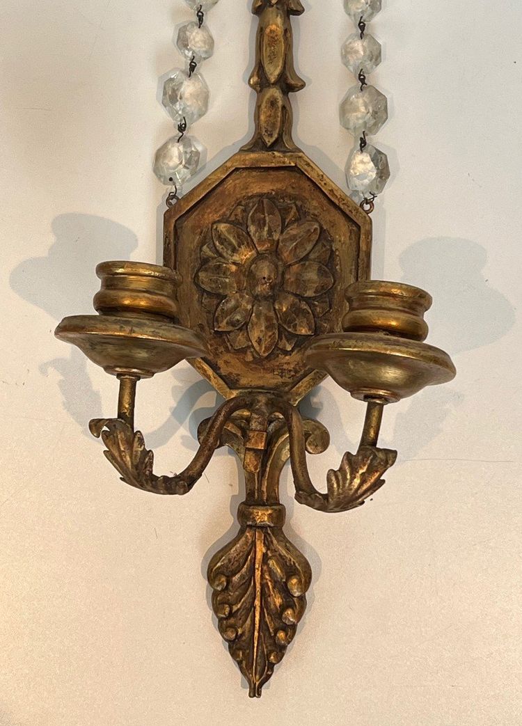 Importante Paire d'Appliques De Style Louis XVI En Bois Sculpté Dorées à Guirlandes De Cristaux