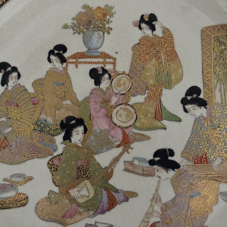 Assiette Satsuma avec cachet Japon XIXe représentant des geishas