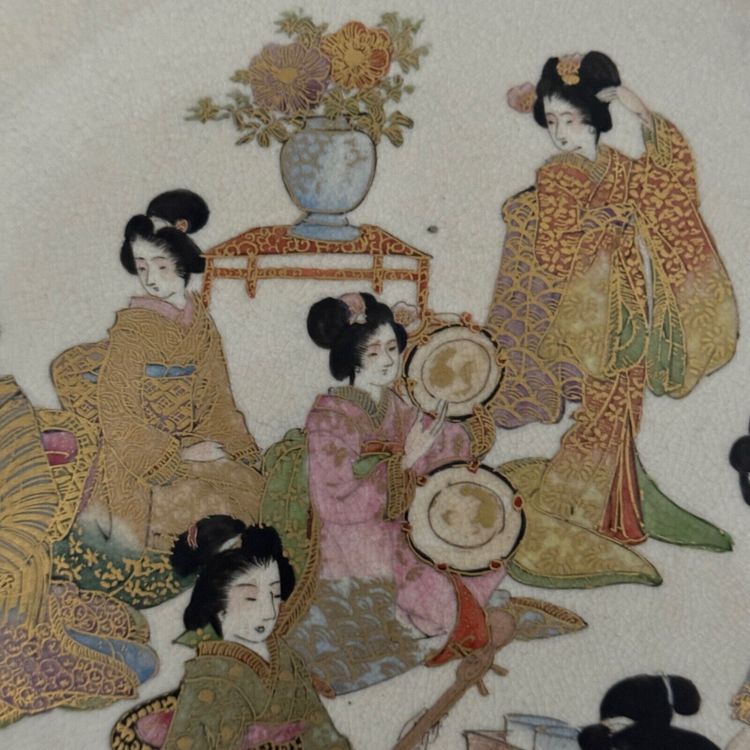 Assiette Satsuma avec cachet Japon XIXe représentant des geishas