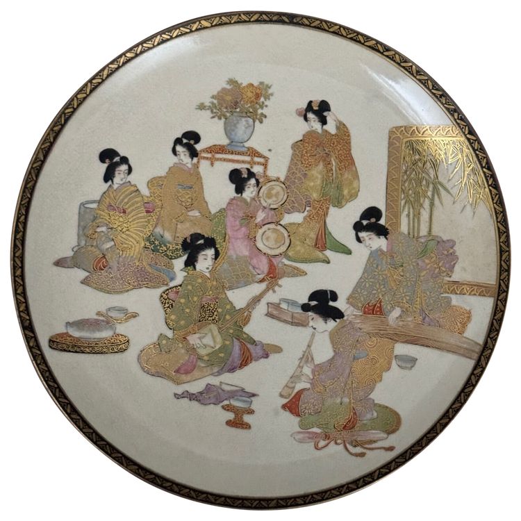 Assiette Satsuma avec cachet Japon XIXe représentant des geishas