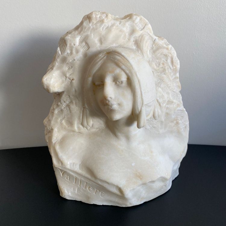 Marmorskulptur mit der Darstellung von La Vallière XX. von J. Morrini