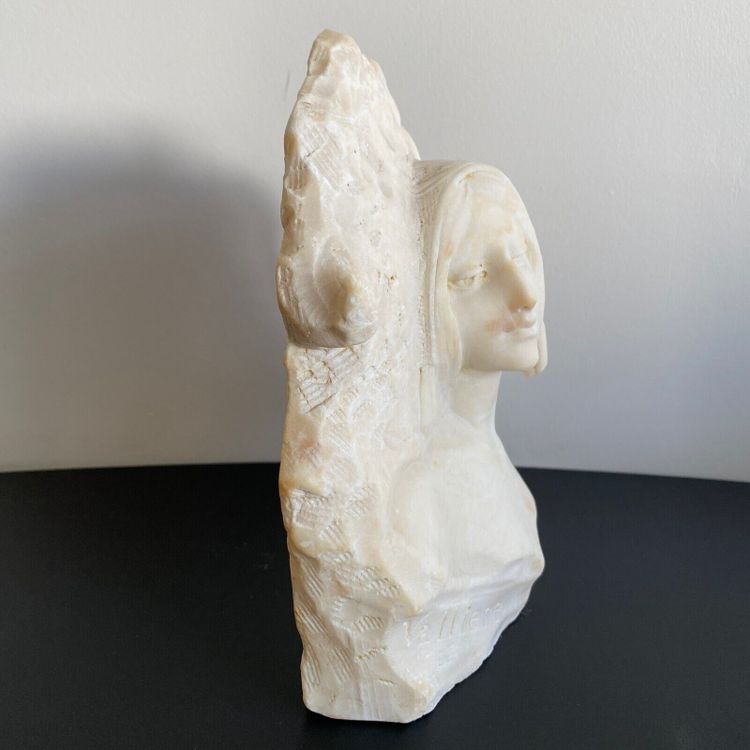 Marmorskulptur mit der Darstellung von La Vallière XX. von J. Morrini