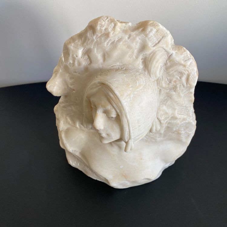 Marmorskulptur mit der Darstellung von La Vallière XX. von J. Morrini