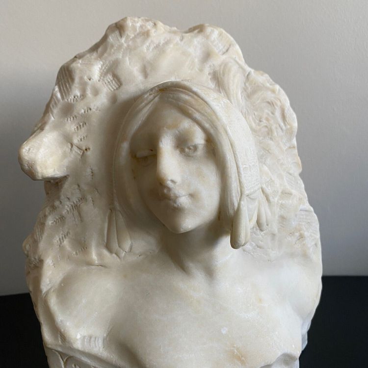 Marmorskulptur mit der Darstellung von La Vallière XX. von J. Morrini