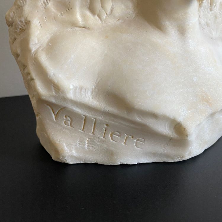 Marmorskulptur mit der Darstellung von La Vallière XX. von J. Morrini