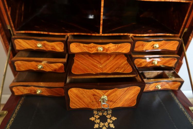 Marquetry desk stamped Léonard Boudin (1735-1804)
