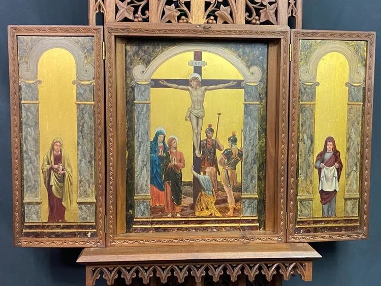 Großes Triptychon Nussbaum geschnitzt Neogotischer Stil Kreuzigung Christus Berg Golgatha