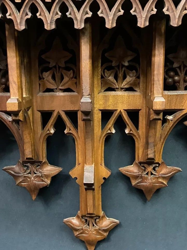 Großes Triptychon Nussbaum geschnitzt Neogotischer Stil Kreuzigung Christus Berg Golgatha