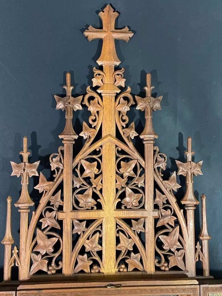 Großes Triptychon Nussbaum geschnitzt Neogotischer Stil Kreuzigung Christus Berg Golgatha