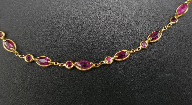 Armband mit 30 Rubinen, 18 Karat Gold.