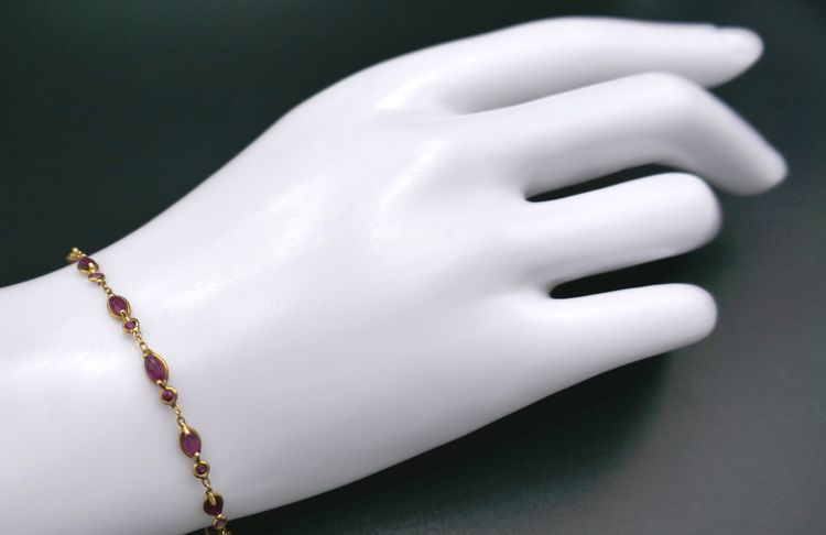 Armband mit 30 Rubinen, 18 Karat Gold.