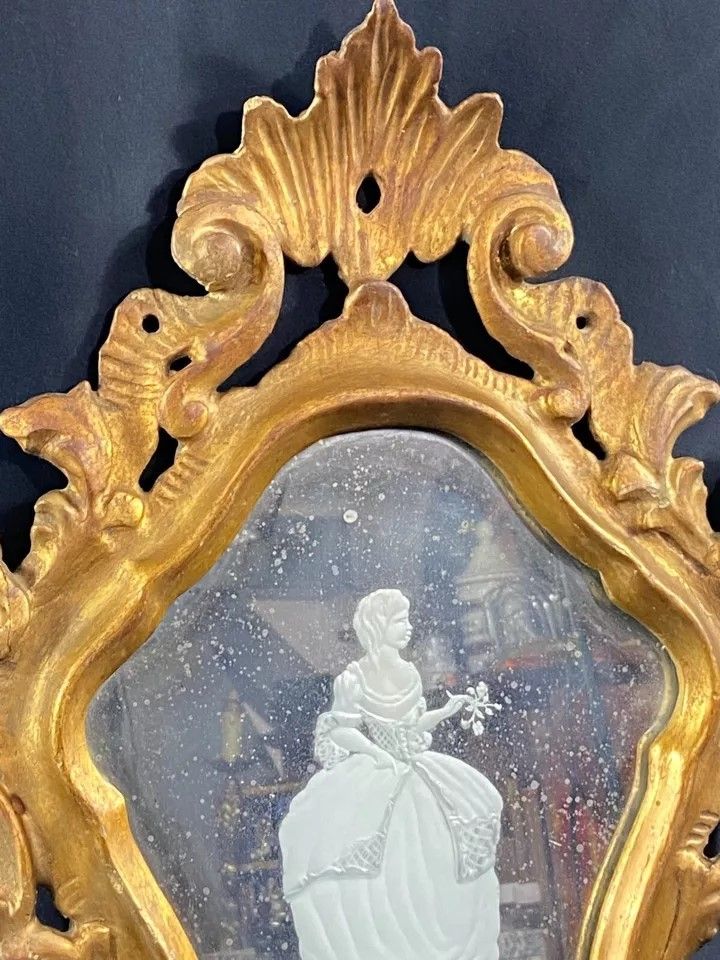 Miroir vénitien églomisé à l'élégante cadre bois doré sculpté XIXe