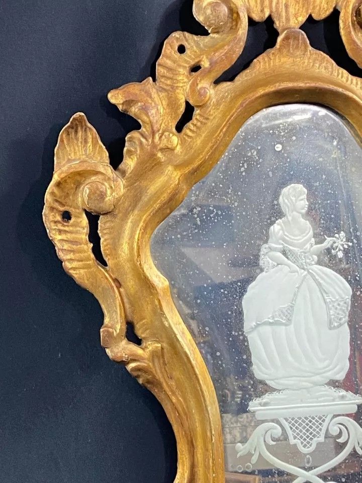 Miroir vénitien églomisé à l'élégante cadre bois doré sculpté XIXe