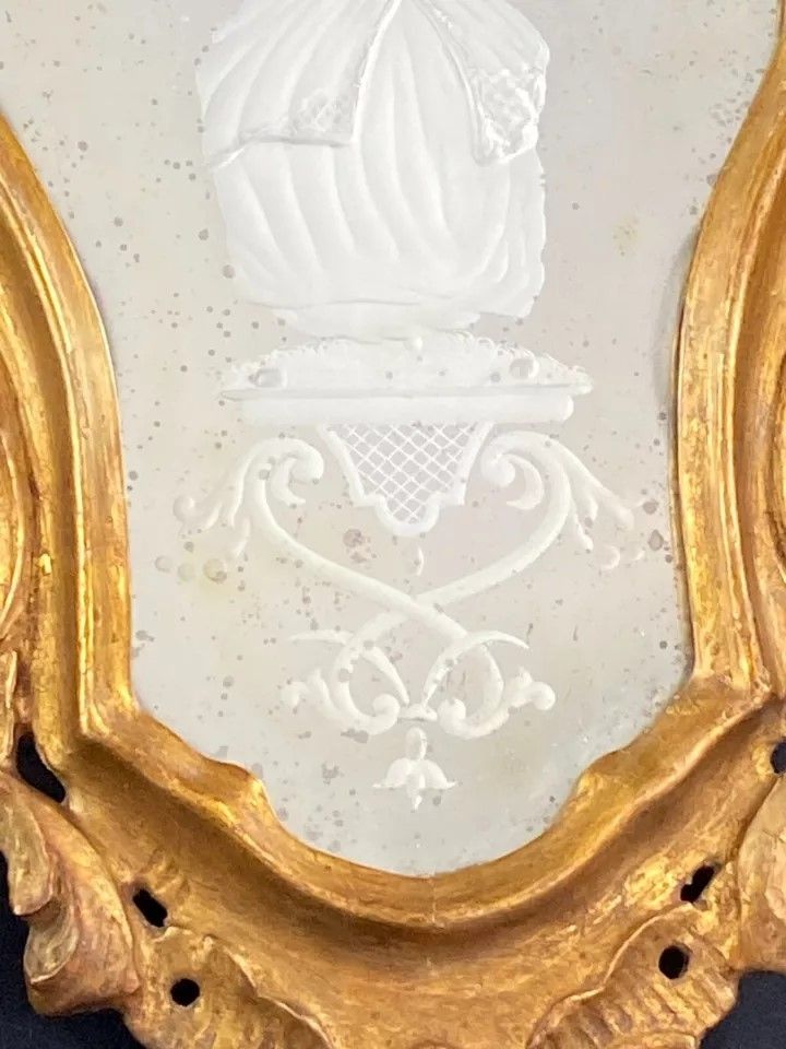 Miroir vénitien églomisé à l'élégante cadre bois doré sculpté XIXe