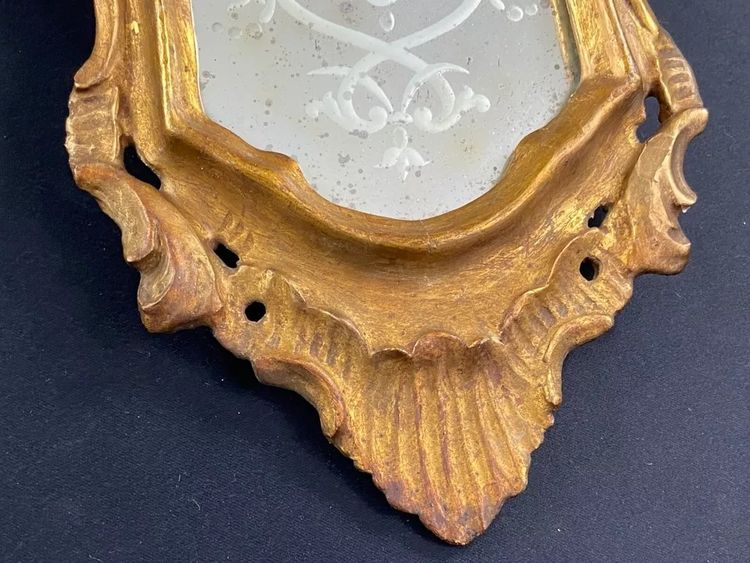 Miroir vénitien églomisé à l'élégante cadre bois doré sculpté XIXe