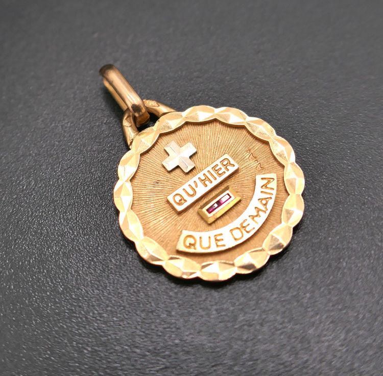 Augis Médaille d'Amour, 18 Karat Gold