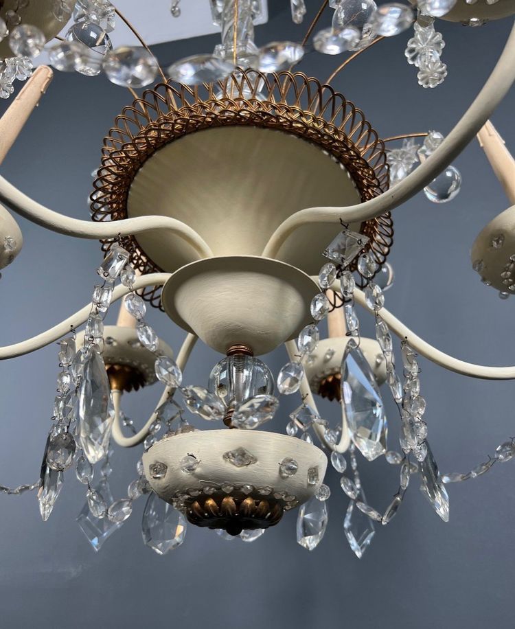 Chandelier in eggshell lacquered sheet metal and gilded metal, decorated with star-shaped cut crystals