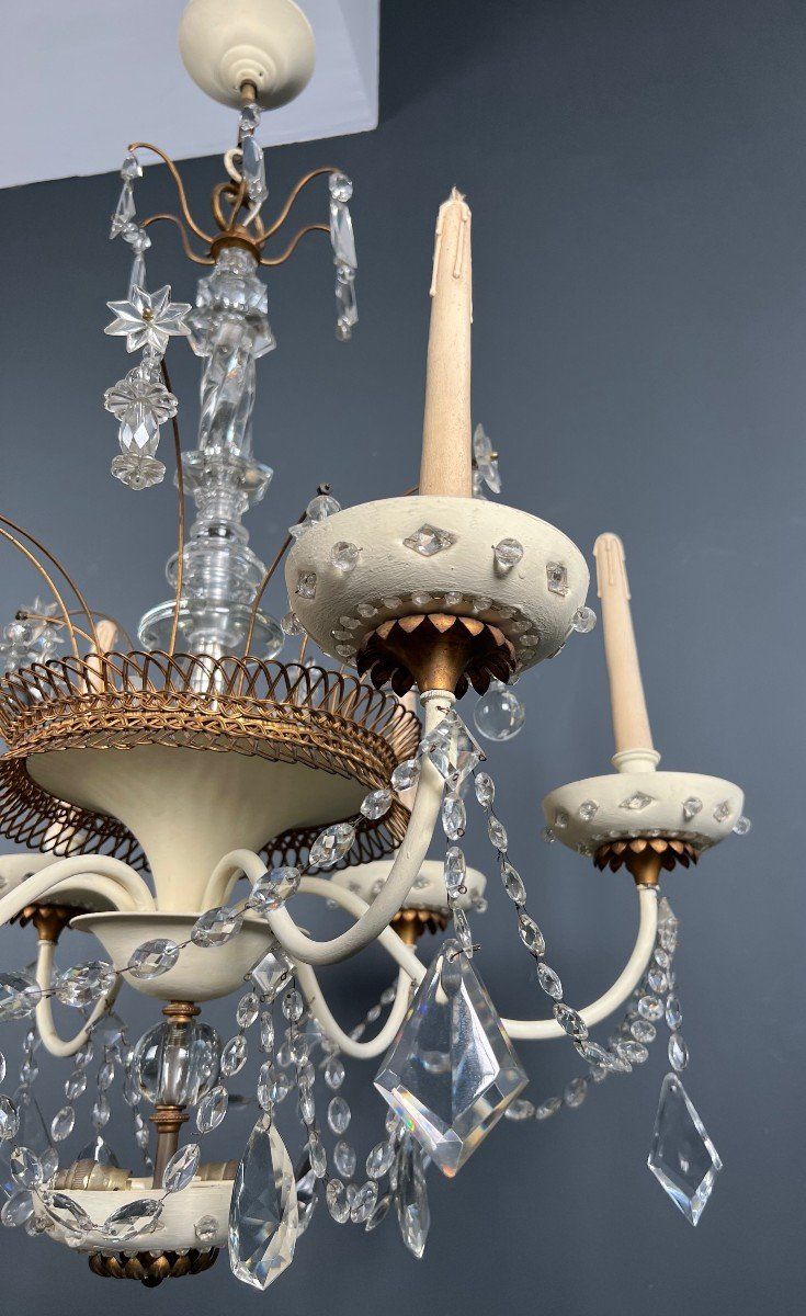 Chandelier in eggshell lacquered sheet metal and gilded metal, decorated with star-shaped cut crystals