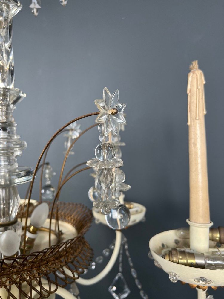 Chandelier in eggshell lacquered sheet metal and gilded metal, decorated with star-shaped cut crystals
