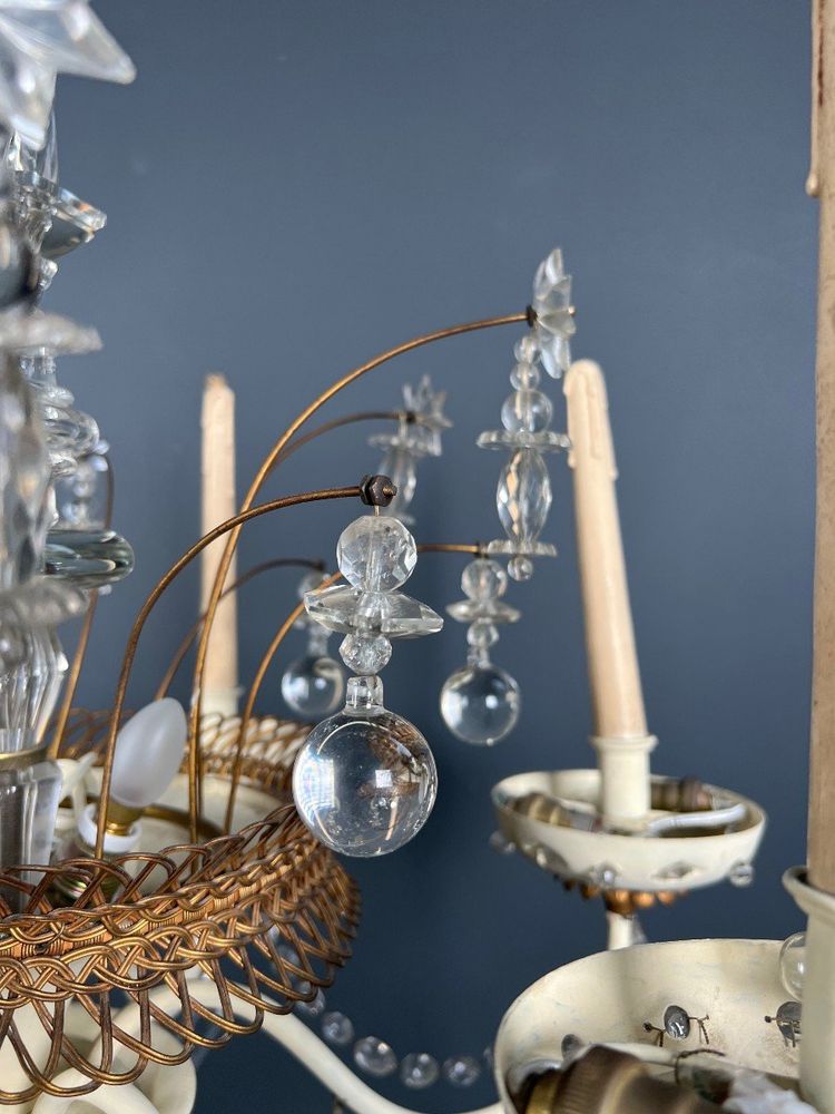 Chandelier in eggshell lacquered sheet metal and gilded metal, decorated with star-shaped cut crystals