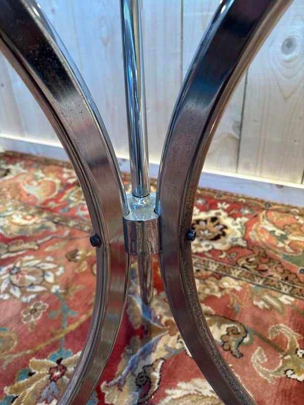Table  à manger contemporaine verre et chrome .