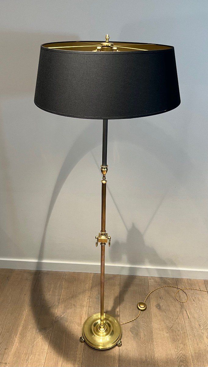 Lampada da terra in ottone in stile neoclassico. Lavoro francese