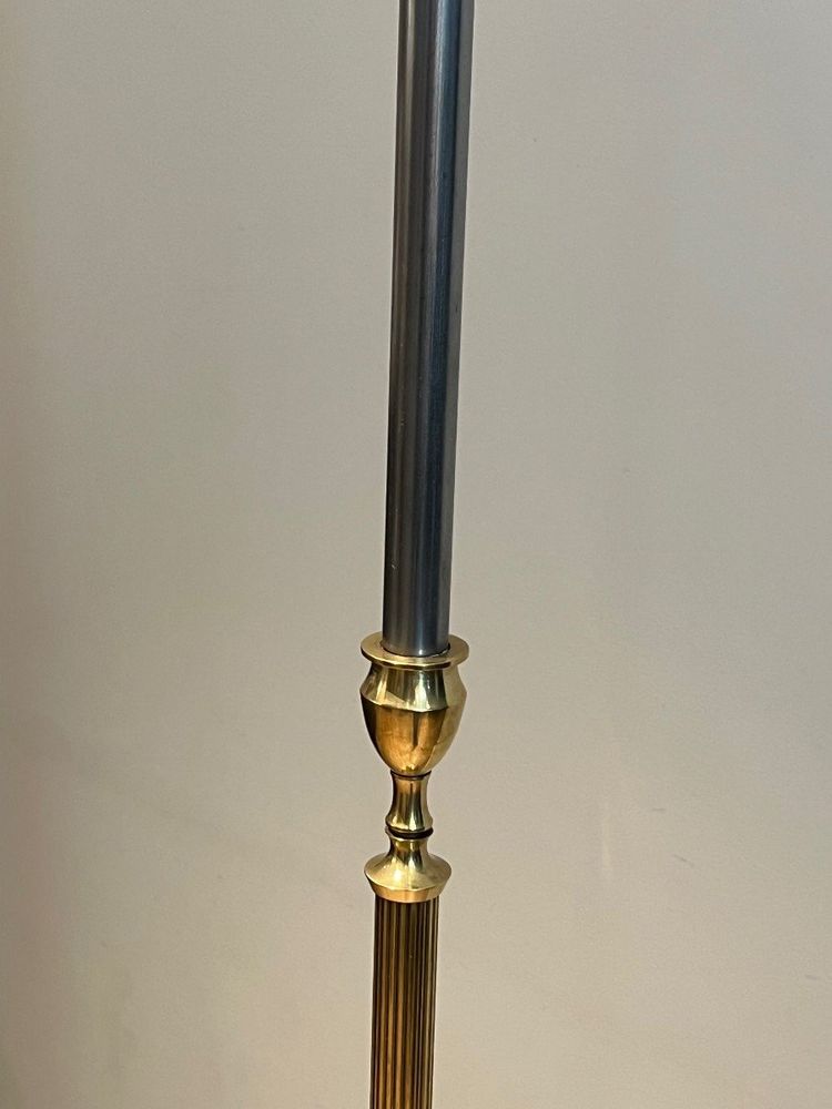 Lampada da terra in ottone in stile neoclassico. Lavoro francese