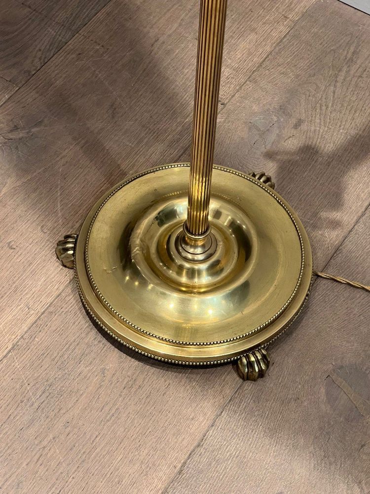 Lampada da terra in ottone in stile neoclassico. Lavoro francese