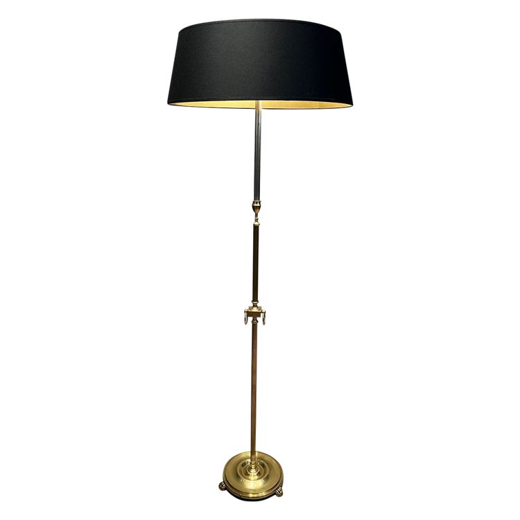 Lampada da terra in ottone in stile neoclassico. Lavoro francese